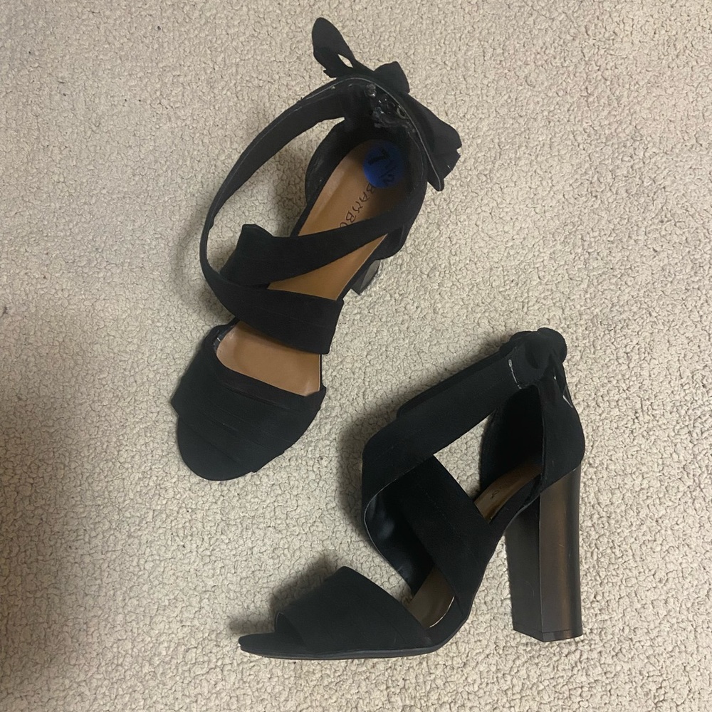 🌸 Bamboo 🌸 strappy black heels